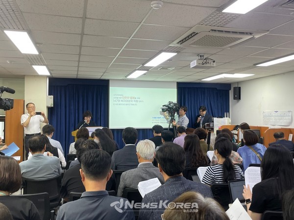 수원시청 브리핑실에서 민선8기 정례브리핑이 열리고 있다 @뉴스코리아 김성덕 기자