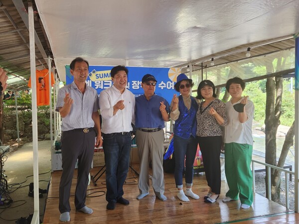 왼쪽부터 신명식 이사장, 오하근 명예이사장, 최양귀 푸른솔봉사단장, 이옥란 무궁화웃음봉사단장, 고금식 백프로여성봉사단장, 박지선 순천만요양병원의료봉사단장  @순천만나눔재단