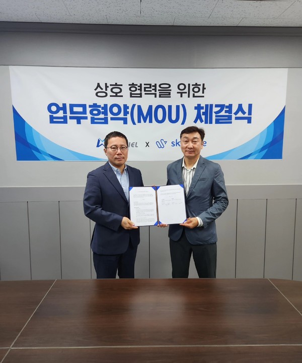 (주)스카이웨어 우제일 대표가 (주)마미엘  안상준 대표와 IoT 맨홀관제서비스 솔루션공급 MOU 체결식 후, 기념촬영을 하고 있다   @스카이웨어
