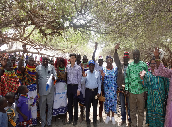 30일(현지시간) 오후 케냐 투르카나주 로드워(Lodwar)에서 개최된 ‘UNICEF 투르카나주 기후변화대응력 강화를 위한 식수위생개선사업’ 종료식에서 주요 인사들이 기념 촬영을 하고 있다. (가운데부터 우측 순) 임장희 코이카 케냐사무소장, 존 에루스(John Erus) 투르카나주 부지사, 앨리스 와오메(Alice Wahome) 중앙정부 수자원부 장관, 맨 오른쪽 샤힌 닐로퍼(Shaheen Nilofer) 유니세프 케냐사무소장.