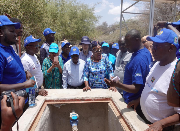 30일(현지시간) 오후 케냐 투르카나주 로드워(Lodwar)에서 개최된 ‘UNICEF 투르카나주 기후변화대응력 강화를 위한 식수위생개선사업’ 종료식에서 참석자들이 물 공급시설 현장을 둘러보고 있다.