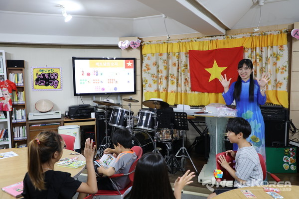 2일 수원시 매탄동 작은도서관에서 아이들이 베트남 문화를 배우고 있다. @수원시