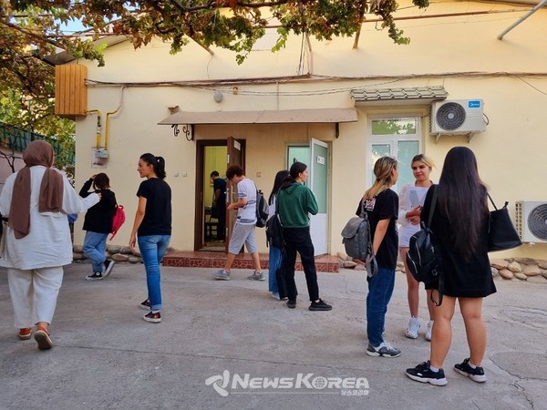 우즈베키스탄 타슈켄트 1세종학당에서 한국어를 배우고 있는 현지 학생들 @뉴스코리아 허승규 기자