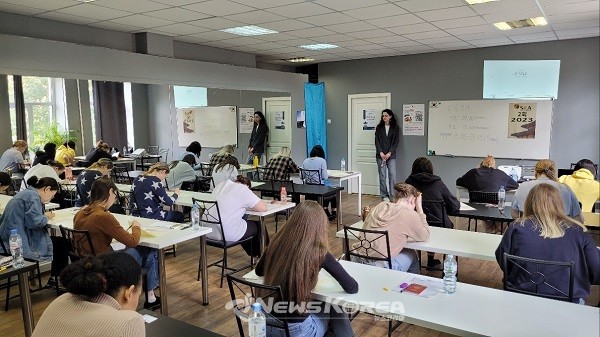 러시아 상트페테르부르크 세종학당에서 학습자들이 제2회 세종한국어평가(SKA)에 응시하고 있다  @세종학당