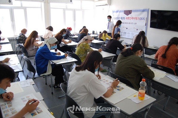 타지키스탄 두샨베1 세종학당에서 학습자들이 제2회 세종한국어평가(SKA)에 응시하고 있다  @세종학당