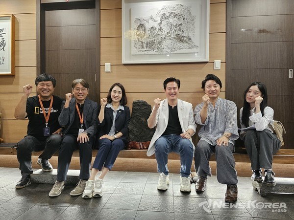 사진 인쪽 부터 최신 전무, 박지혜 연예부장, 정영혜 의원, 오강현 의원, 한한국 작가 Shuai Wenwen 인턴기자가 포즈를 취하고 있다. @뉴스코리아