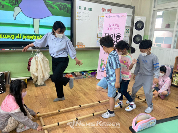 필리핀의 전통놀이 티니클링(Tinikling). 필리핀의 작은새 티클링(Tikling)은 사람들이 열심히 농사를 지어논 쌀을 쪼아먹곤 했고, 필리핀 사람들은 그 새를 잡으려 대나무로 된 덫을 설치해서 잡으려고 했으나, 민첩하고 빠른 티클링은 쌀만 쪼아먹고 대나무 덫을 피하며 뛰어다니는 모습을 춤으로 표현한 필리핀의 전통놀이  @논산시가족센터