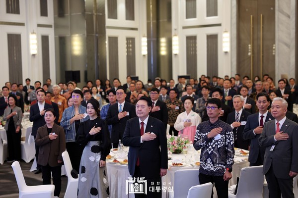 윤석열 대통령(오른쪽에서 세 번째)과 김건희 여사(왼쪽에서 두 번째)가 5일(현지 시간) 인도네시아 자카르타 시내 한 호텔에서 열린 인도네시아 동포 초청 만찬 간담회에서 애국가를 들으며 경례하고 있다. @대통령실 제공