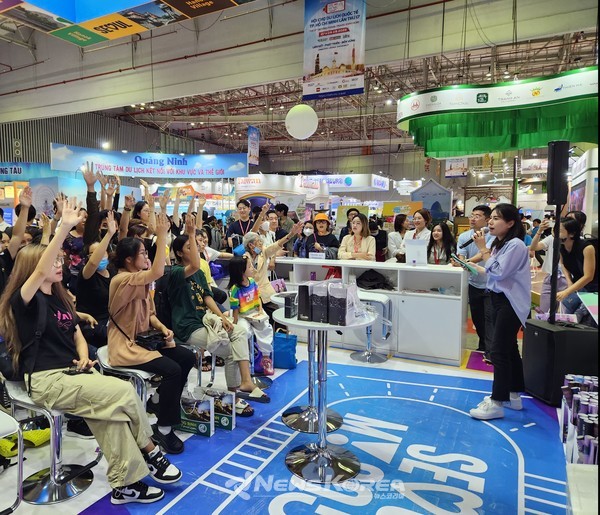 2023 ITE HCMC 서울홍보관에서 이벤트에 참여하고 있는 방문객들  @서울관광재단