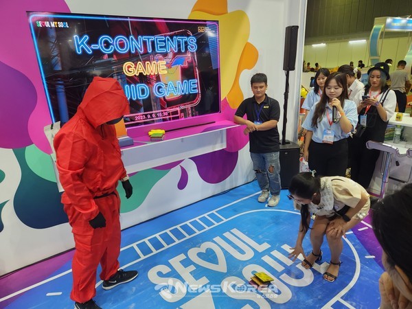 2023 ITE HCMC 서울홍보관에서 오징어게임을 즐기고 있는 방문객들  @서울관광재단