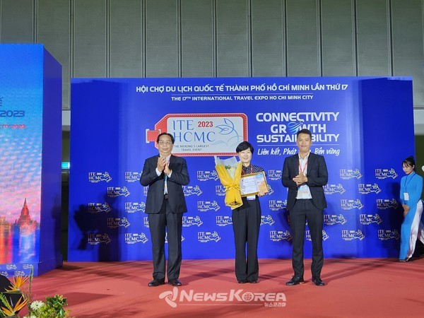 2023 ITE HCMC 서울홍보관 'Best Booth Design Award(베스트 부스 디자인상)' 수상 기념사진  @서울관광재단