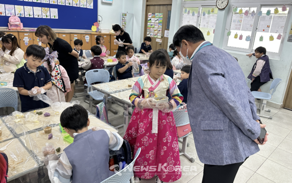 전통예절교육 수업에 참여중인 재외한국학교 하노이한국국제학교 교실 모습 @교육부