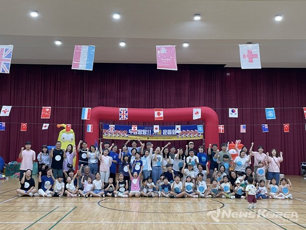 운동회 참가자들이 기념촬영을 하고 있다. @천안시
