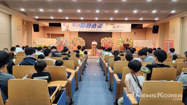 천안시직장맘지원센터가 지난 16일 백석대학교 강당에서 아빠와 함께 체험하는 ‘제6회 파파스쿨’을 진행하고 있다. @천안시