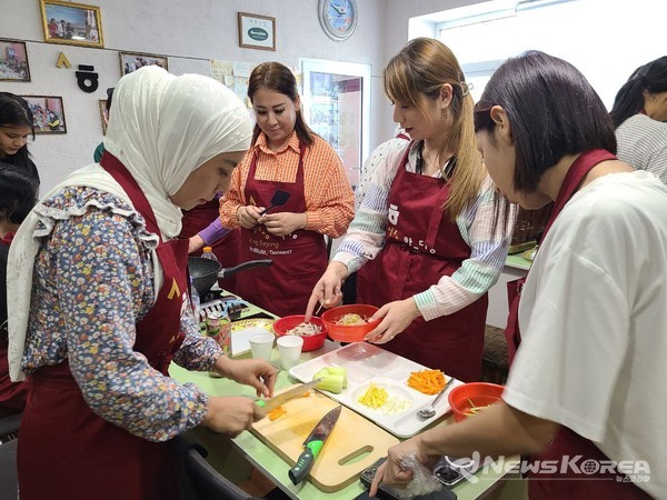 ▲학생들이 직접 비빔밥을 만들고 있는 모습 @뉴스코리아 신현권 특파원