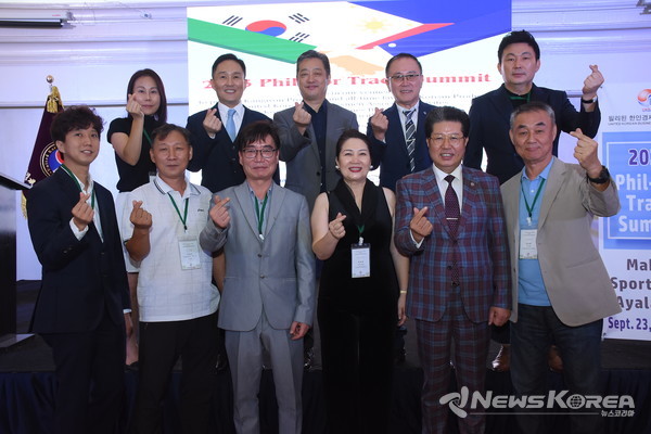 필리핀 한인 경제인 총연합회 박복희 회장과 임원들이 기념 촬영을 하고 있다. @뉴스코리아 최신 특파원