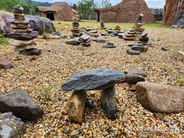 화순 고인돌농촌체험휴양마을 돌탑쌓기 풍경 @뉴스코리아 김희수 기자