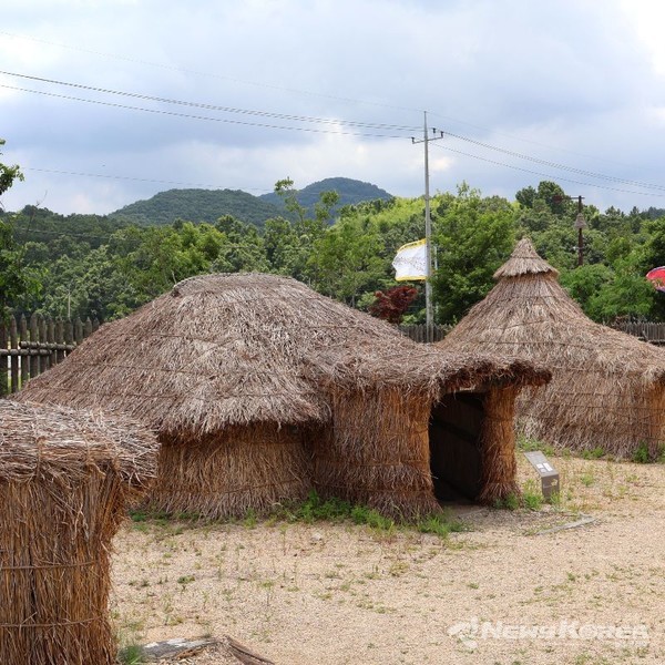 화순 고인돌농촌체험휴양마을 움막집 풍경 @뉴스코리아 김희수 기자