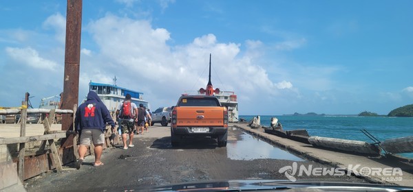 만녹항구에서 자동차로 바다를 건너 사말섬으로 들어가는 길 @뉴스코리아 최신 특파원