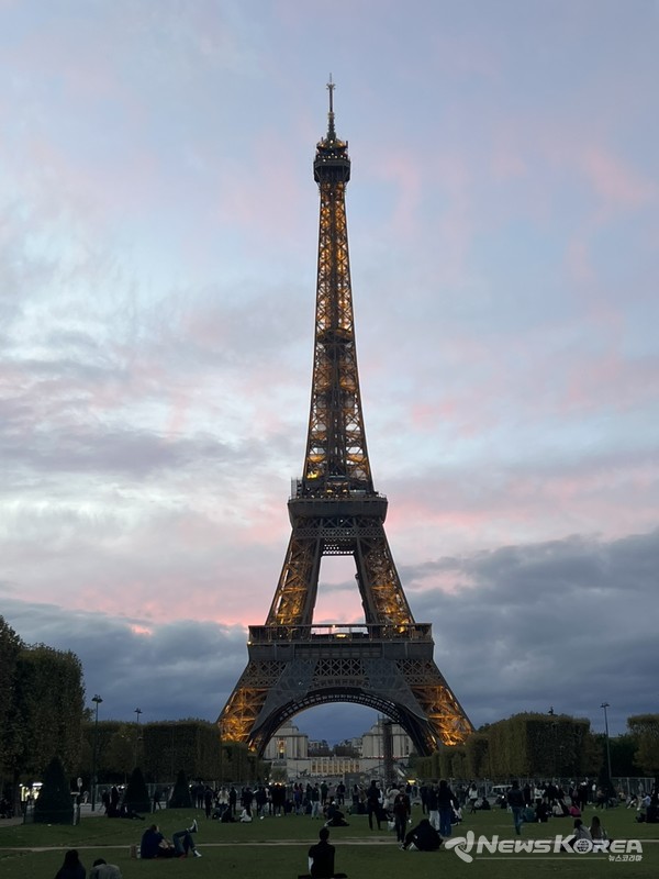 에펠탑 주변에 시민들이 즐비하게 모여있다. @뉴스코리아 함영란 특파원