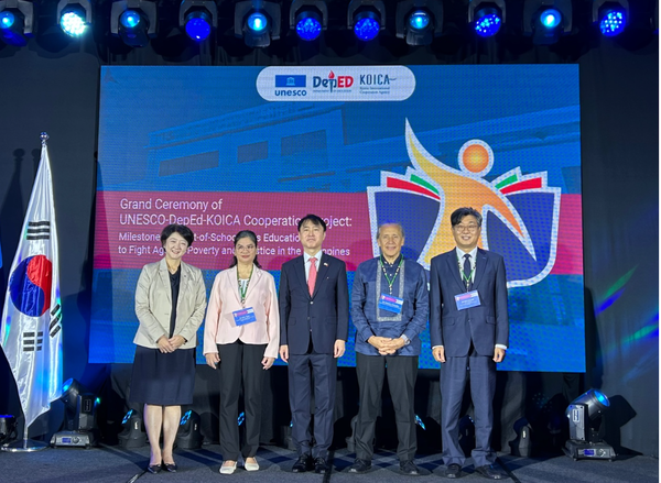 6일(현지시간) 필리핀 수도 마닐라에 위치한 두짓타니 호텔에서 열린 ‘필리핀 유네스코 타클로반 지역 학교 밖 소녀를 위한 교육사업’ 최종 성과보고회에서 (왼쪽부터) 마키 카츠노 하야시카와(Maki Katsuno-Hayashikawa) 유네스코 자카르타 사무소장, 알마 루비 C. 토리오(Alma Ruby C. Torio) 필리핀 교육부 차관보, 이상화 주필리핀 대사, 구스타보 곤잘레스(Gustavo Gonzales) 주필리핀 UN 상주 조정관, 김은섭 코이카 필리핀 사무소장이 기념사진을 촬영하고 있다. @코이카 제공