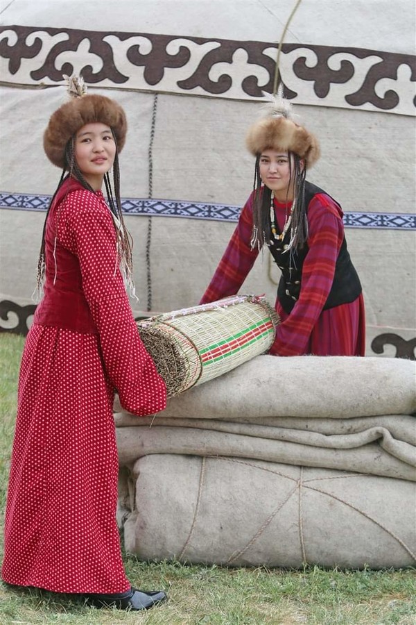 ▲사진 : 키르기스스탄 전통의상을 입고 유목민의 천막집 유르트를 치는 여인들 @뉴스코리아 포토DB