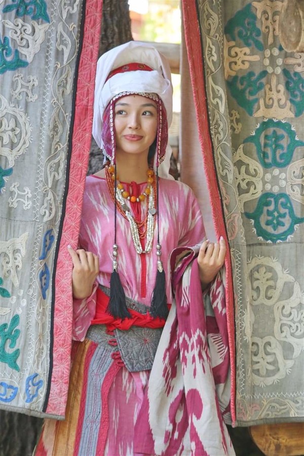 ▲사진 : 키르기스스탄 전통의상을 입은 여인 @뉴스코리아 포토DB
