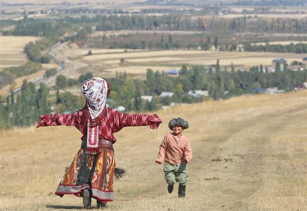 ▲사진 : 키르기스스탄 전통의상을 입은 아이들 @뉴스코리아 포토DB