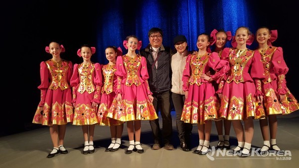 블라디보스톡 푸시킨 극장 무대에서 공연을 마친 무용수들과 기념촬영을 했다. @뉴스코리아 최신 특파원