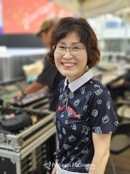 외국인 축제 현장에서 관람객 지원 및 축제 진행 업무를 총괄한 윤연한 천안시 다문화가족지원센터장 @뉴스코리아 최신 기자