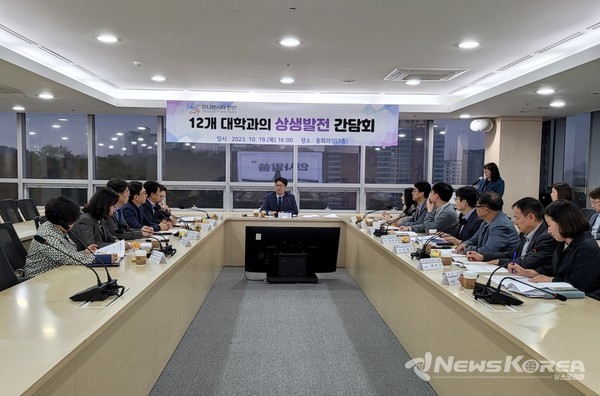 천안시가 19일 시청 중회의실에서 12개 대학교 학생처장들이 모인 가운데 대학과의 상생발전 간담회를 진행하고 있다. @천안시