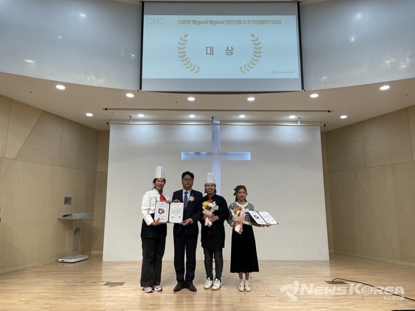 수상자들이 기념촬영을 하고 있다. @천안시다문화가족지원센터