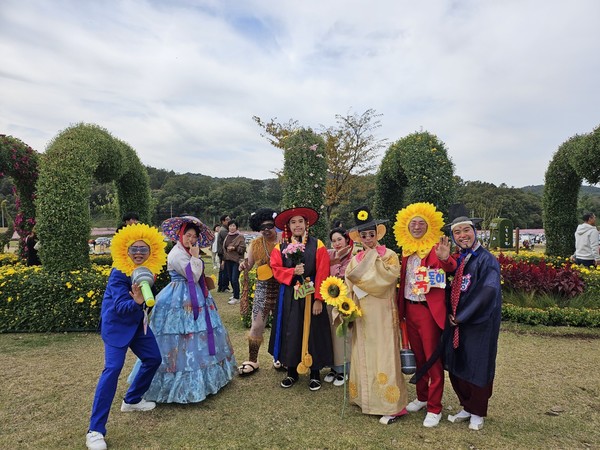 @즉석공연을 보여주는 응답하라 JS팀 @뉴스코리아 김여진 기자