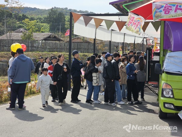 가족단위로 행사장을 찾은 관람객들이 푸드트럭앞에 줄을 서 있다. @뉴스코리아 최신 기자