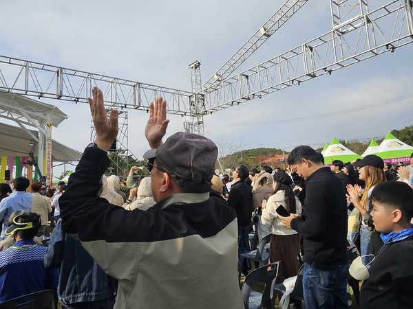 공연을 즐기는 시민들 @뉴스코리아 김여진 기자