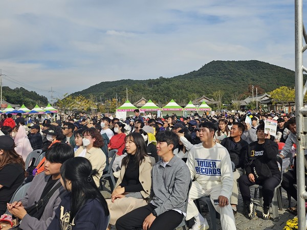 축제를 즐기고 잇는 시민들 @뉴스코리아 김여진 기자