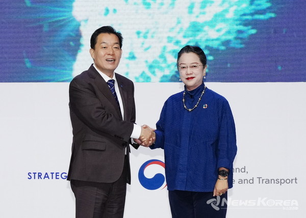 이재준 수원특례시장과 아르미다 살시아 알리샤바나 UN ESCAP 사무총장이 기념사진을 촬영하고 있다. @수원시