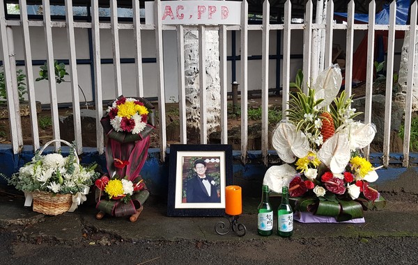 故지익주씨 추모식 사진 ( 지씨가 살해 된 경찰청 주차장에 마련되어 있다) @뉴스코리아 이창호 특파원