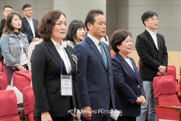 왼쪽부터 김영희 한국인구정책연구회 회장, 더불어민주당 세계한인민주회의 재외동포위원장 임종성 의원, 국민의힘 원내 부대표 서정숙 의원이 애국가 제창을 하고 있다 @뉴스코리아 김정호 기자