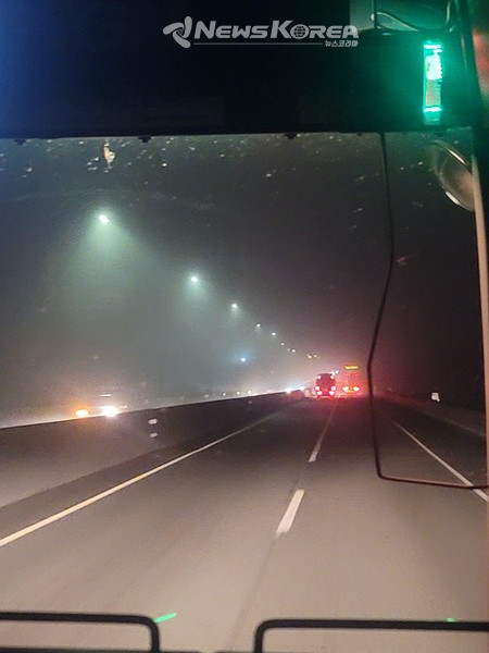 10월 24일 23시 동서울에서 출발한 동대구행 고속버스 막차의 모습. 도로에 안개가 자욱하게 껴있다. @뉴스코리아 신예지 기자 