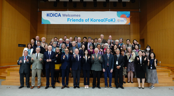 27일 경기도 성남시에 위치한 코이카 본부 대강당에서 개최된 ‘미국 평화봉사단 동창회(FoK) 코이카 방문행사’에 참석한 미국 평화봉사단 동창회원과 동반가족, 코이카 직원과 봉사단원이 기념사진을 촬영하고 있다.