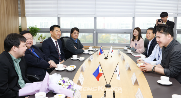 오언석 도봉구청장과 필리핀 일로일로시 대표단이 양 도시 우호 협력관계에 대해 논의하고 있다 @도봉구