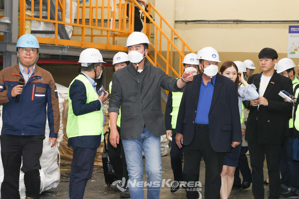 오언석 도봉구청장과 필리핀 일로일로시 대표단이 도봉구 자원순환센터를 둘러보고 있다 @도봉구