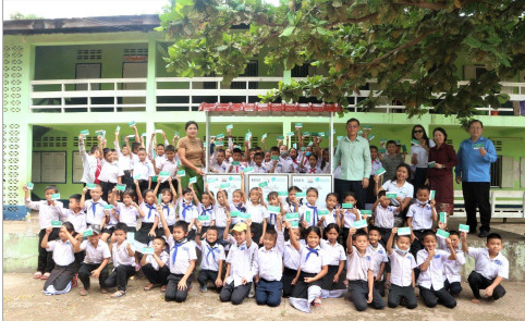 비엔티안시 내 폐기물은행(Waste Bank)을 운영하는 학교의 분리수거함 앞에서 학생들이 재활용 폐기물 적립 통장을 들고 있다. @코이카 사진제공