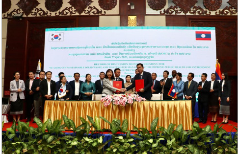 코이카는 27일 오전(현지 시각) 라오스 비엔티안플라자호텔에서 라오스 기획투자부와 ‘라오스 도시환경개선을 위한 폐기물 및 하수처리 역량강화 2차 사업’ 협의의사록 체결식을 개최했다. 맨 앞 줄 왼쪽부터 김명진 코이카 라오스사무소장, 정영수 주라오스 대한민국대사, 폰반 우타봉 라오스 기획투자부 차관, 파일럿 폰부럼 라오스 기획투자부 국장 @코이카 사진 제공