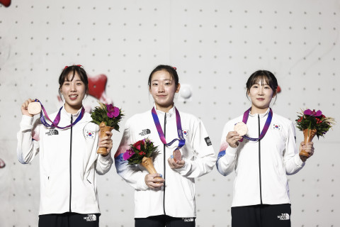 노스페이스 애슬리트팀 소속 정지민 선수(가운데)가 항저우 아시안게임 스포츠클라이밍 스피드 계주 부문에서 동메달을 따고 시상식에서 포즈를 취하고 있다. @대한산악연맹 제공