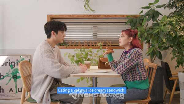 케이챗 한국어로 대화하기(K-Chat Conversing in Korean) 프로그램의 상황극 장면  @세종학당