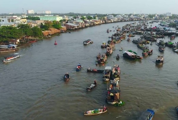 까이랑 수상시장에 모여드는 배들 @뉴스코리아  이웅연 특파원 