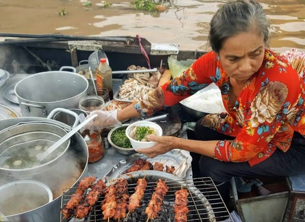 배위에서 쌀국수와 꼬치를파는 할머니 @뉴스코리아 이웅연 특파원 