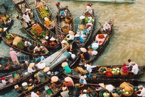 강위에서 거래를 위해 모여드는 상인들 @뉴스코리아 이웅연 특파원 